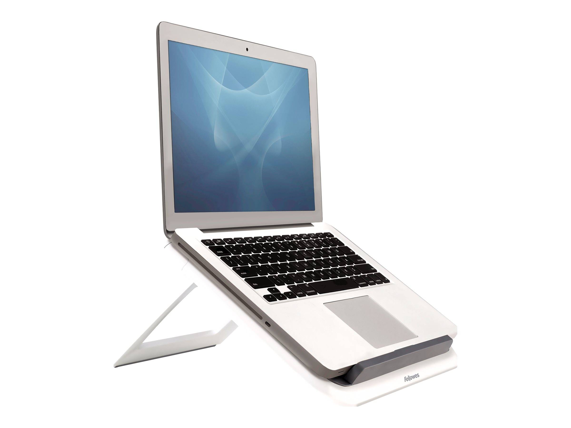 Silberner Laptop-Computer auf einem weißen Ständer geöffnet, mit leerem blauem Bildschirm auf einfachem weißem Hintergrund.