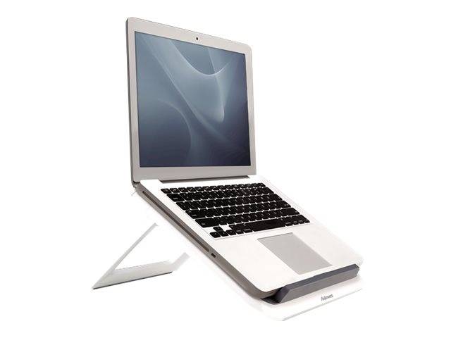 Ein silberner Laptop auf einem weißen Ständer, offen in einem Winkel auf einfachem weißem Hintergrund gezeigt.