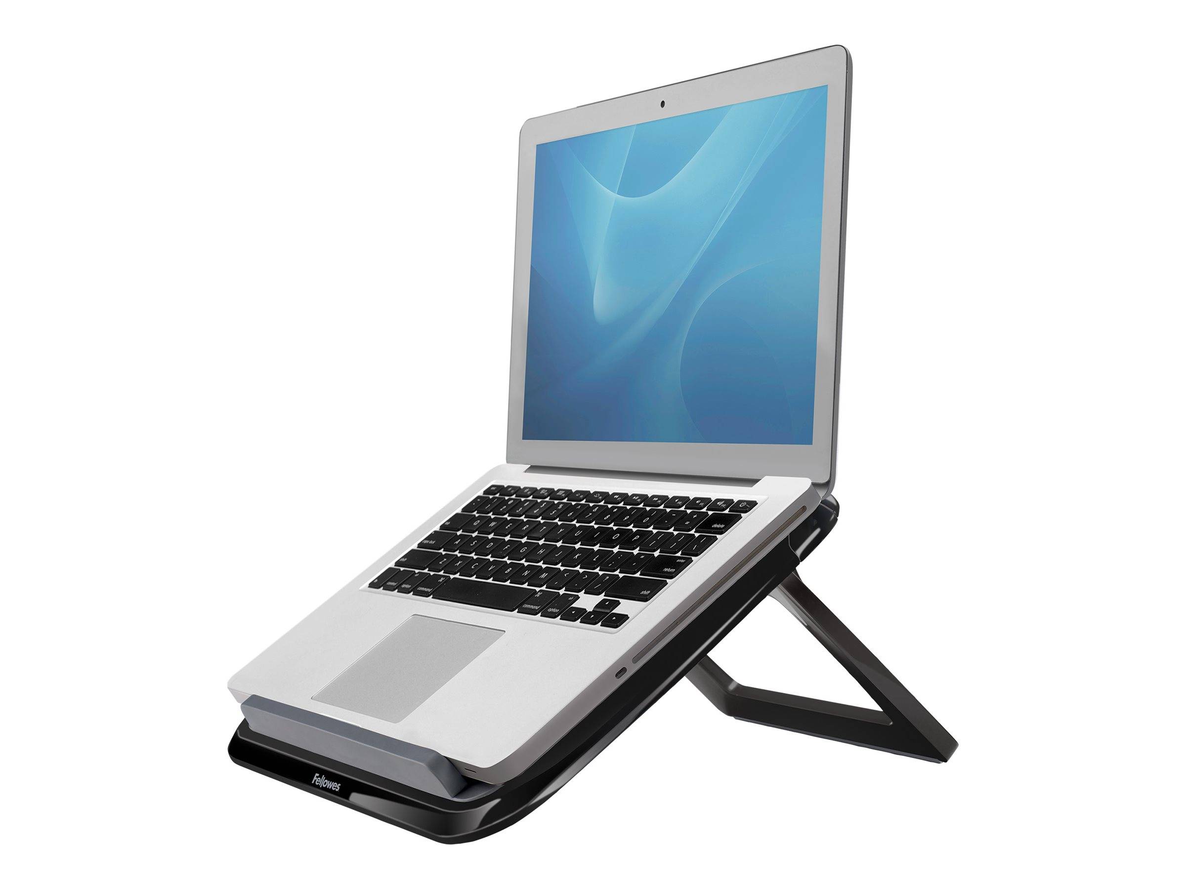 Ein silberner Laptop sitzt offen auf einem schwarzen verstellbaren Ständer, nach oben geneigt vor einem einfachen weißen Hintergrund.