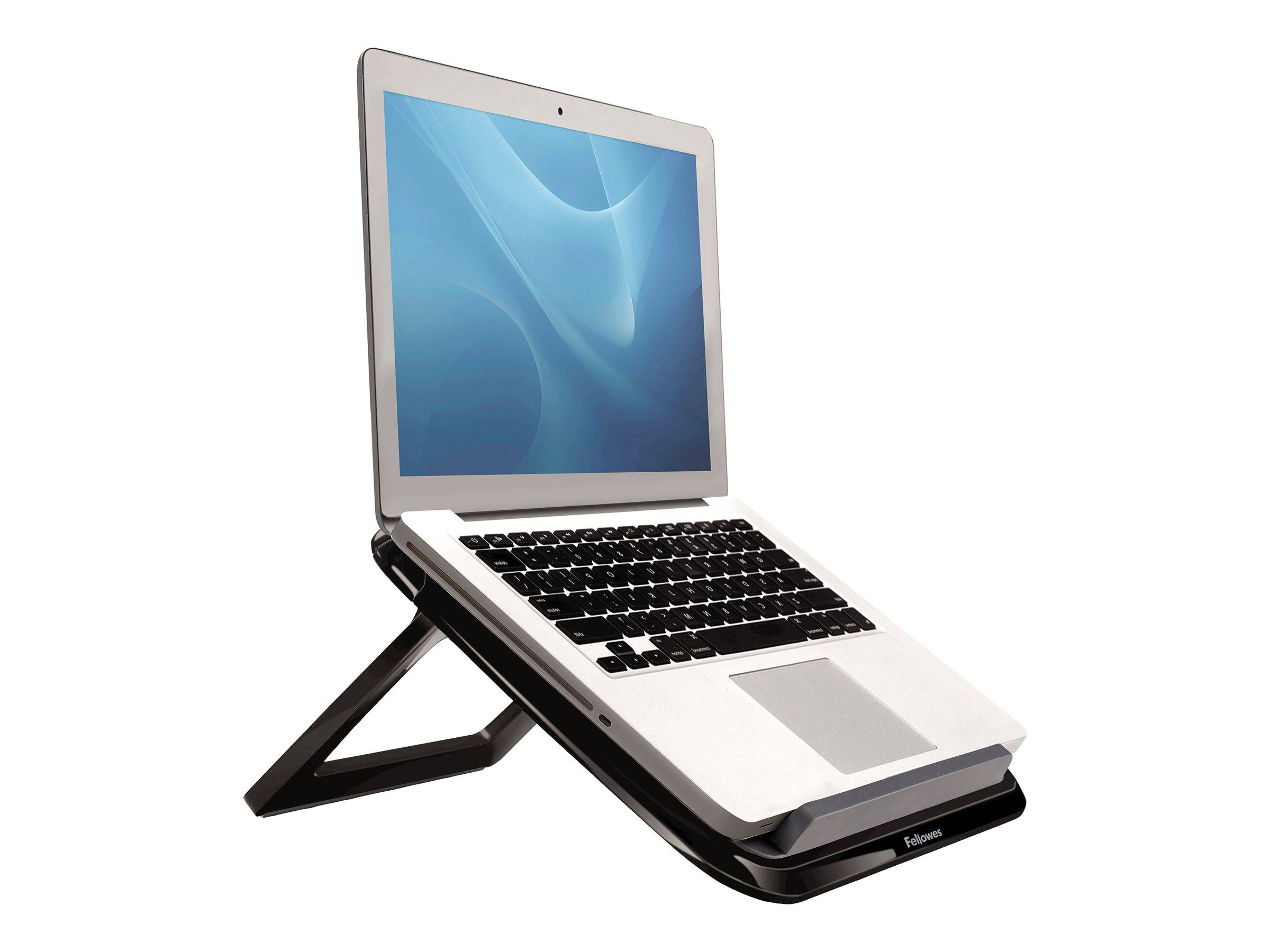 Ein silberner Laptop auf einem schwarzen Ständer erhöht, in einem Winkel für besseres Sichtfeld und Kühlung positioniert.