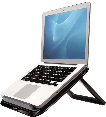 Silberner Laptop auf einem schwarzen verstellbaren Ständer, in einem Winkel geöffnet mit blauem Bildschirm.