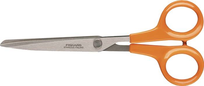 Schere von 'Fiskars Stainless Finland' mit orangefarbenen Griffen, von der Seite betrachtet.