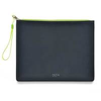 Schwarze Reißverschlusstasche oder Tablet-Schutzhülle mit neongrünem Handgelenkband auf weißem Hintergrund.