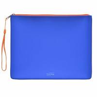 Blaue Reißverschlusstasche mit einem orangefarbenen Handgelenkband, dargestellt auf einem einfachen weißen Hintergrund.