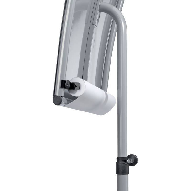 Ein Flipchart an einem Metallständer, von der Seite betrachtet, mit einem sauberen Blatt Papier, bereit zur Verwendung in Präsentationen oder Besprechungen.