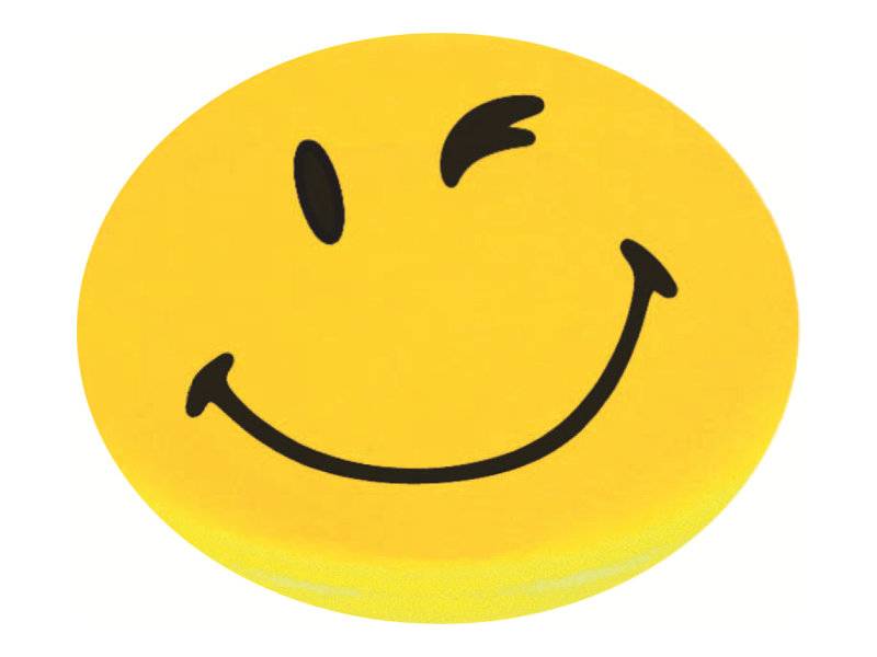 Gelbes zwinkerndes Smiley-Gesicht mit breitem gekrümmtem Lächeln, dargestellt auf schlicht texturiertem Hintergrund.