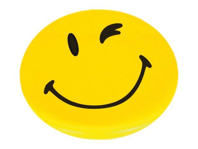 Gelbes Smiley-Gesicht, das mit einer gekrümmten Lächeln zwinkert, auf weißem Hintergrund.
