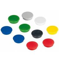 Gemischte kleine runde Kunststoffkappen in Grün, Grau, Weiß, Blau, Schwarz, Gelb und Rot auf weißem Hintergrund.