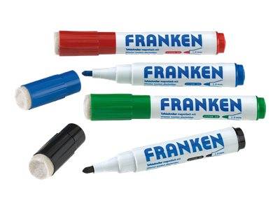 Vier FRANKEN Whiteboard-Marker in Rot, Blau, Grün und Schwarz auf weißem Hintergrund, mit Kappen neben zwei Markern.
