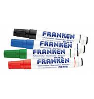 Vier FRANKEN Whiteboard-Marker diagonal gestapelt in Schwarz, Blau, Grün und Rot auf weißem Hintergrund.