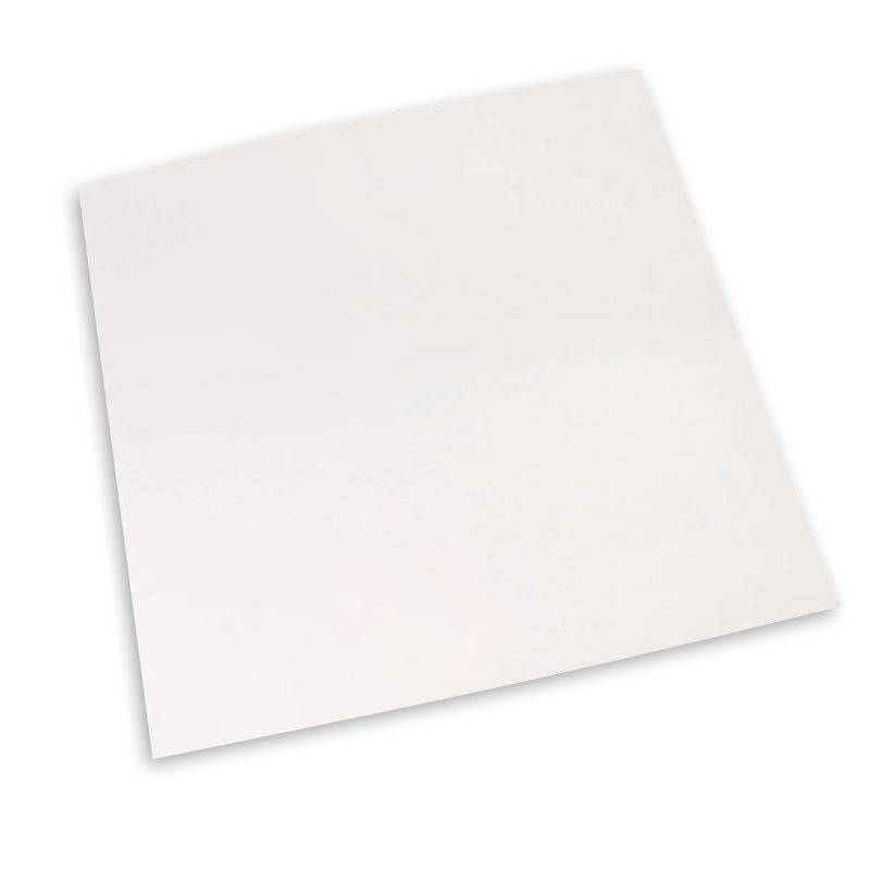 Leeres weißes quadratisches Blatt Papier, leicht gedreht auf weißem Hintergrund mit weichem Schatten.