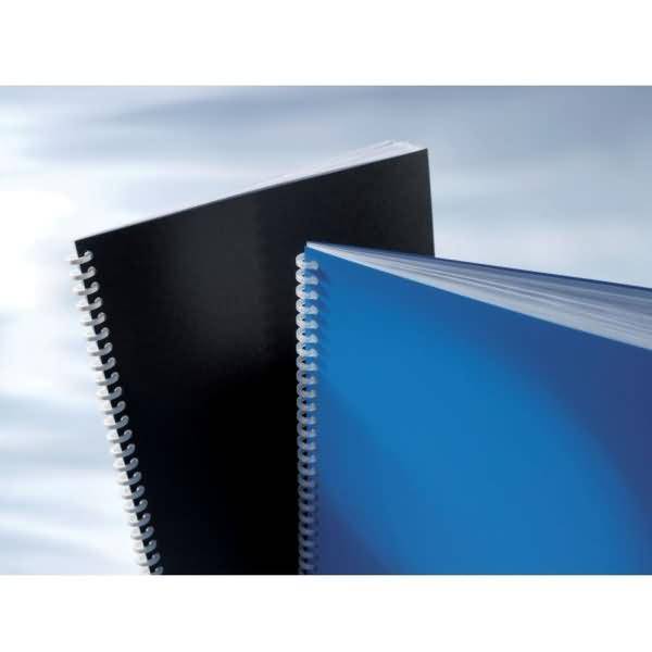 Zwei spiralgebundene Notizbücher, eines schwarz und eines blau, überlappen sich vor einem weichen blauen Hintergrund.