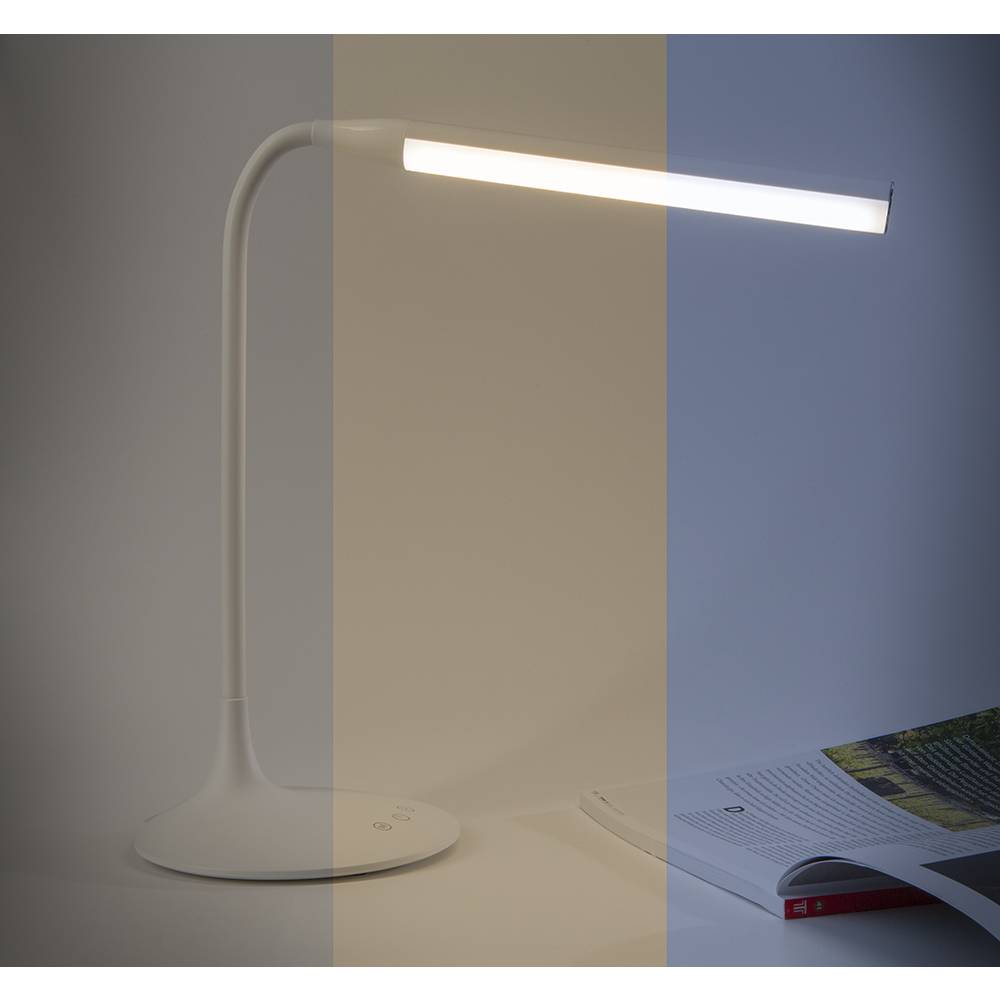 Moderne weiße LED-Schreibtischleuchte mit einer schlanken horizontalen Lichtleiste auf rundem Sockel, neben einem aufgeschlagenen Magazin auf einem Schreibtisch.