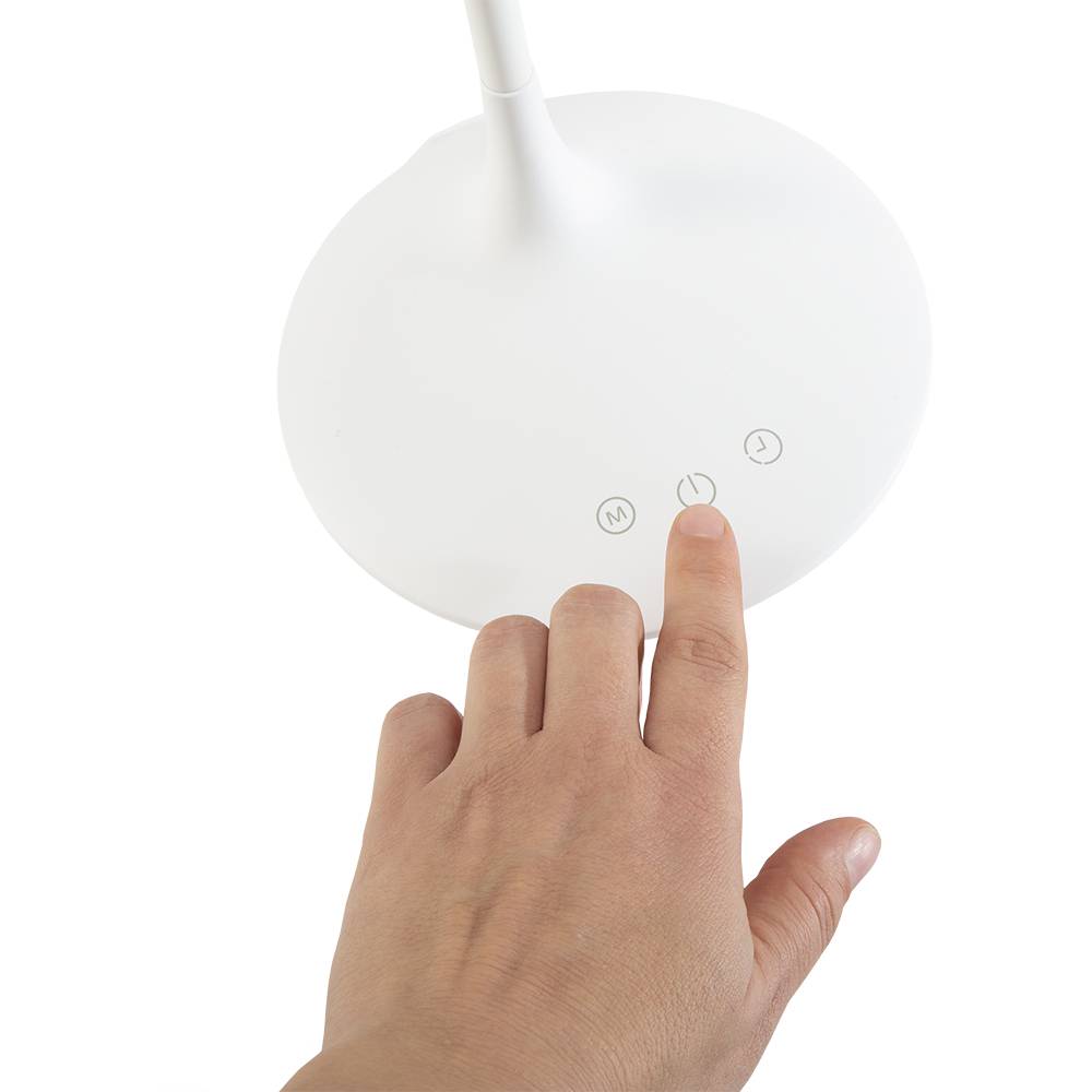 Hand drückt eine Berührungssteuerung auf einem weißen kreisförmigen Gerät, wahrscheinlich eine Lampe, mit drei kleinen sichtbaren Symboltasten.