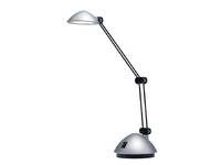 Eine silberne verstellbare Schreibtischlampe mit gewölbter Basis und gelenkigem Arm auf weißem Hintergrund.
