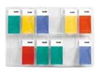 Ein an der Wand montiertes Regal, das mehrere kleine farbige Musterpakete in zwei Reihen enthält, darunter Pakete in Blaugrün, Gelb, Blau, Rot und Orange.