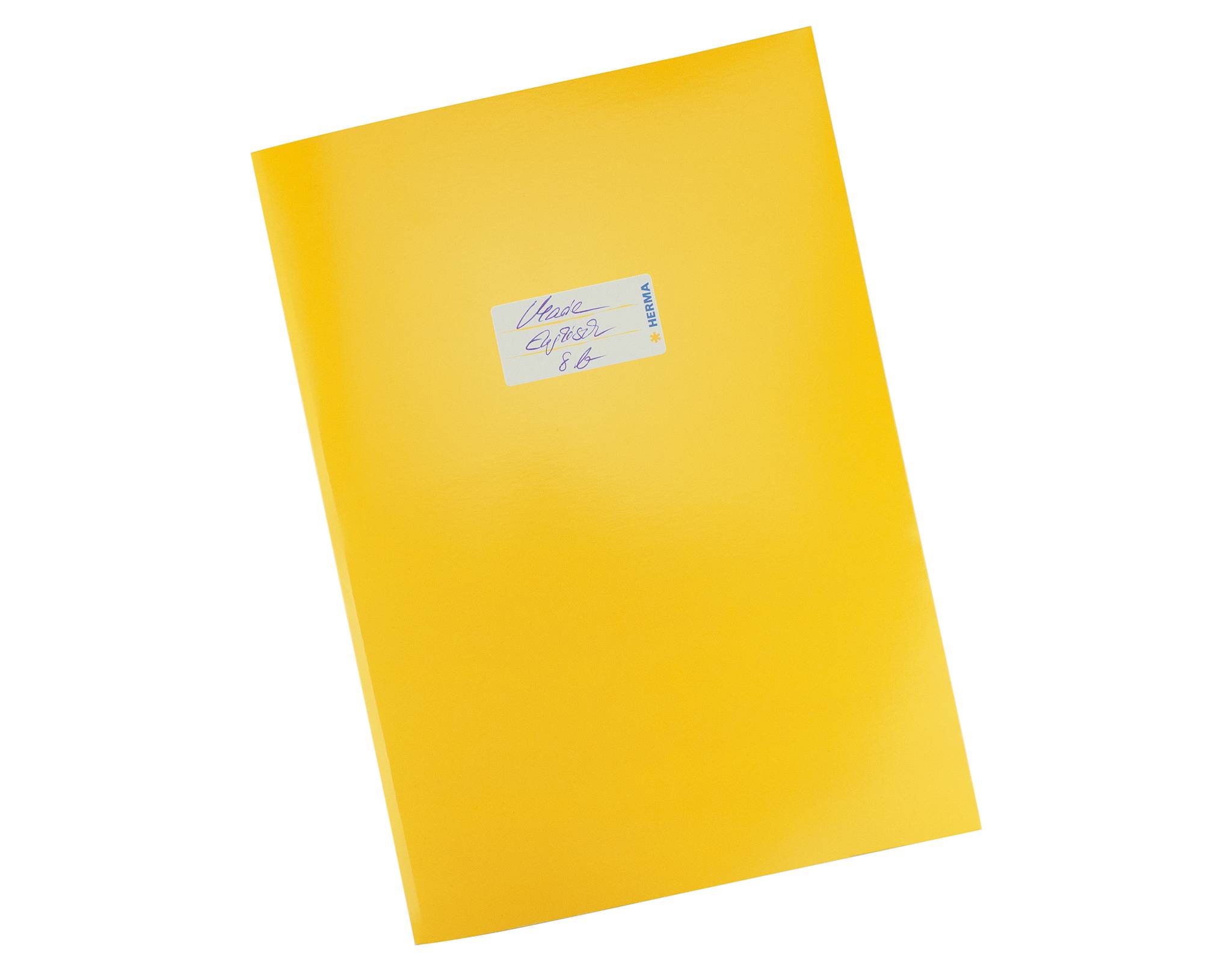 Gelber Dokumentenordner oder Notizbuch mit einem kleinen Etikett auf dem Umschlag, auf weißem Hintergrund dargestellt.
