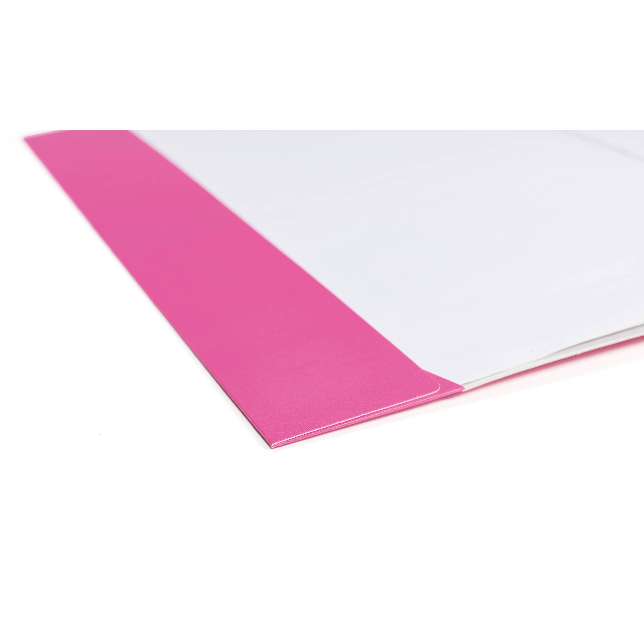 Nahaufnahme einer rosa-weißen gefalteten Broschüre oder eines Broschürenecks auf einem einfachen weißen Hintergrund.