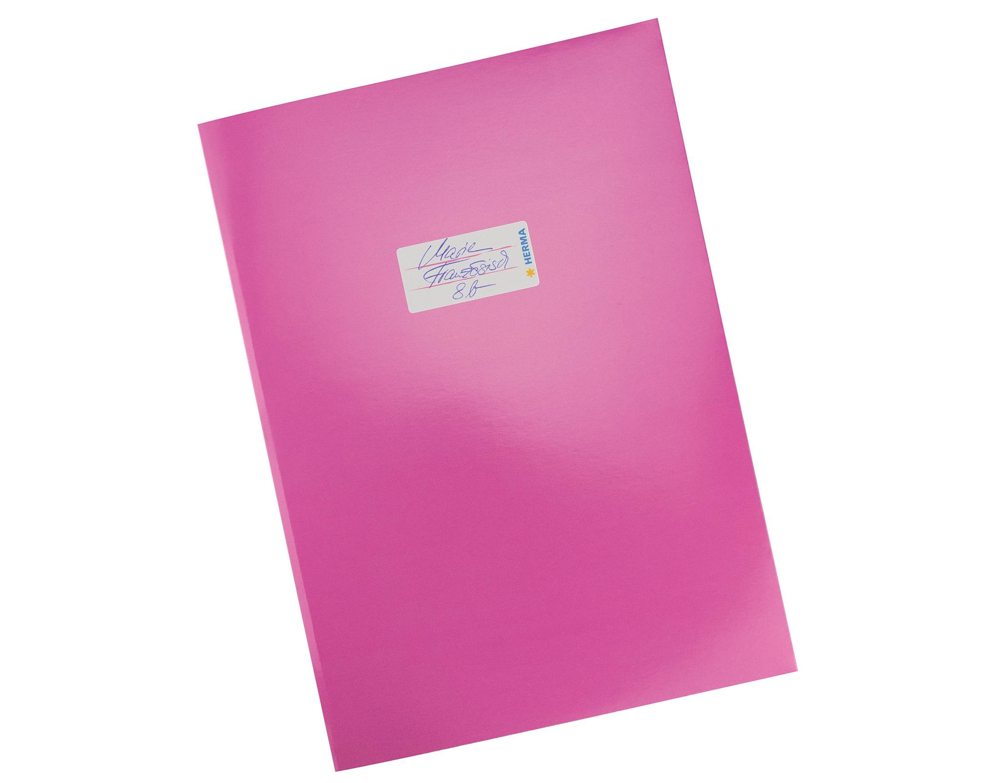 Rosa gebundenes Notizbuch oder Ordner mit einem kleinen Etikett auf dem Umschlag, gezeigt auf weißem Hintergrund.