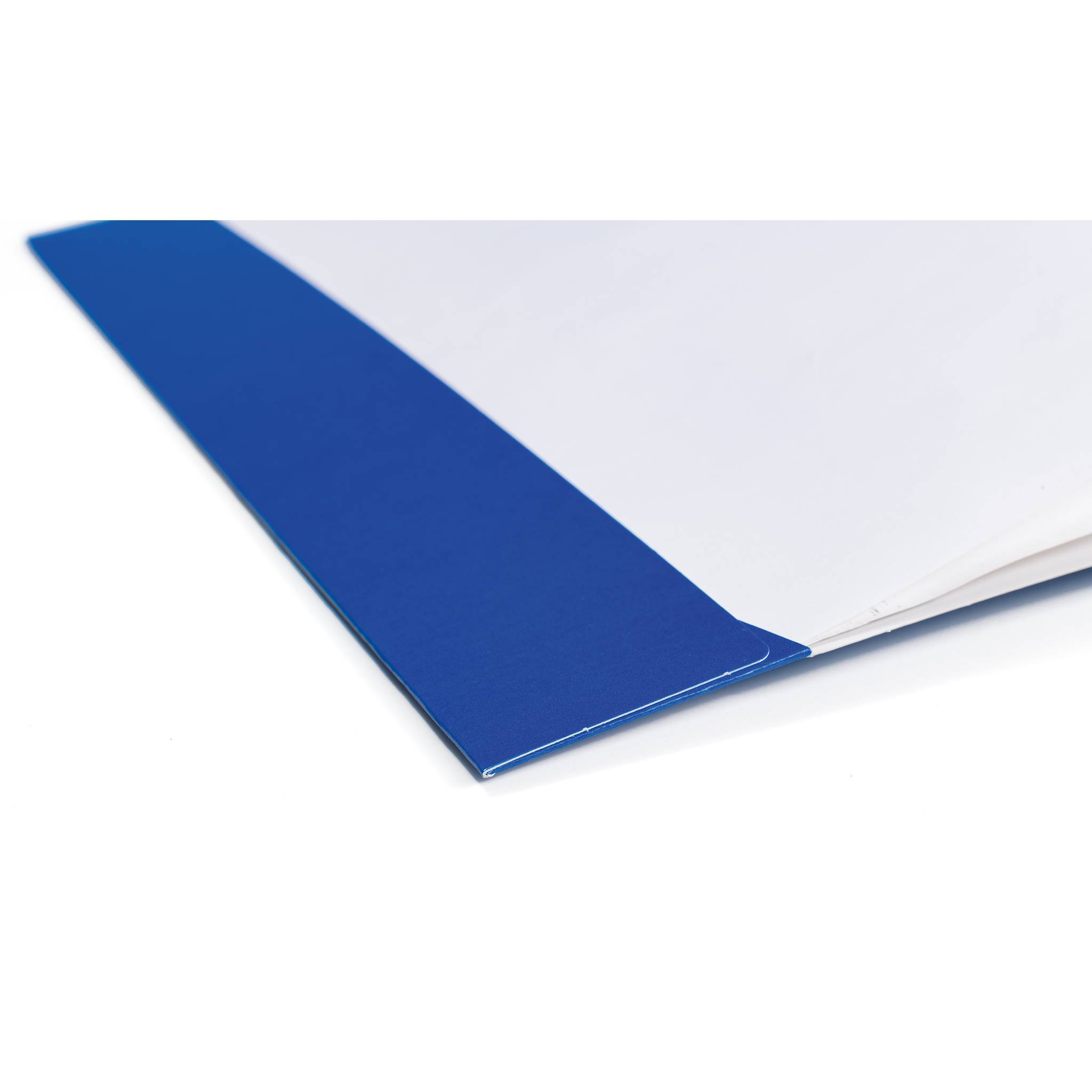 Nahaufnahme eines weißen Ordners oder Hefts mit einer blauen Ecke auf der Vorderseite auf einfachem Hintergrund.