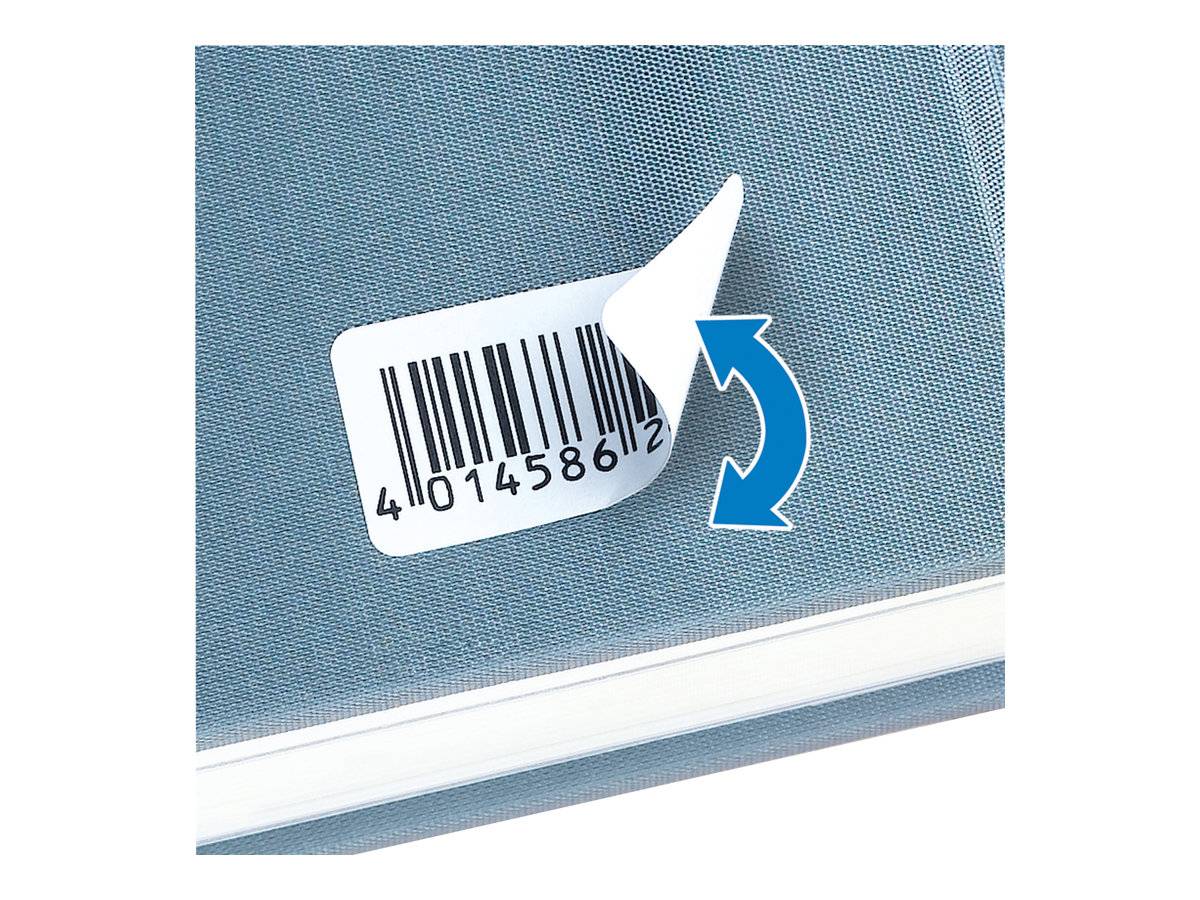 Hand, die einen Barcode-Aufkleber von einer blauen strukturierten Oberfläche abzieht, mit einem gekrümmten Pfeil, der die Entfernung anzeigt.