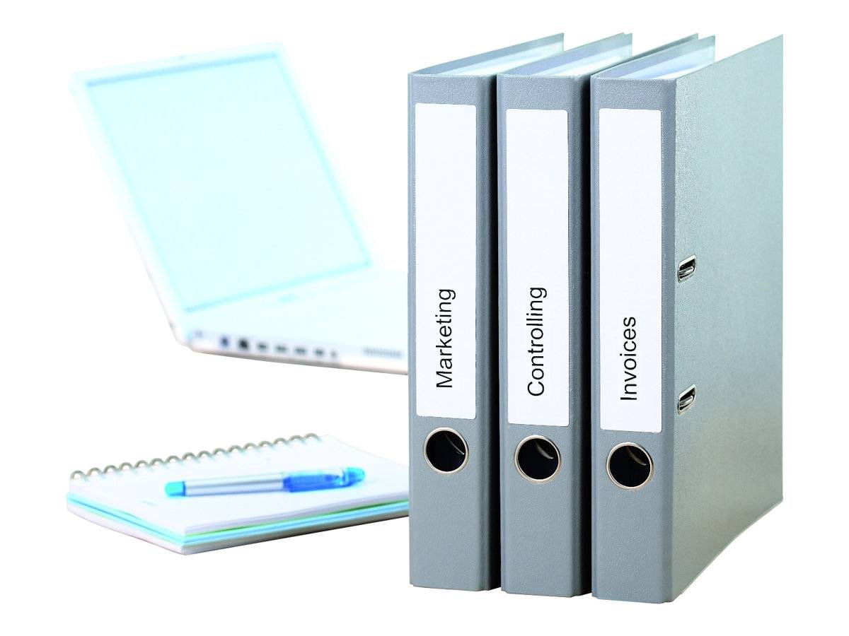 Drei Ringordner mit den Bezeichnungen Marketing, Controlling und Rechnungen neben einem geöffneten Laptop und einem Notizbuch mit Stift, was auf die Verwaltung von Bürodokumenten hindeutet.