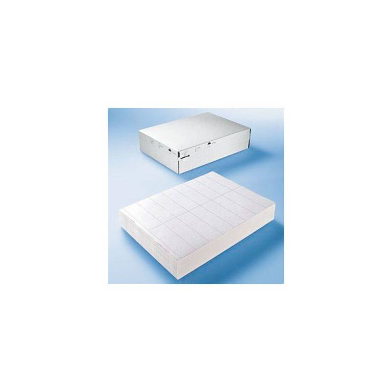 Eine Wellpappschachtel und ein Stapel weißer Blätter, auf einer blauen Oberfläche platziert. Die Schachtel ist leicht geöffnet und gibt Reihen von Fächern im Inneren frei.