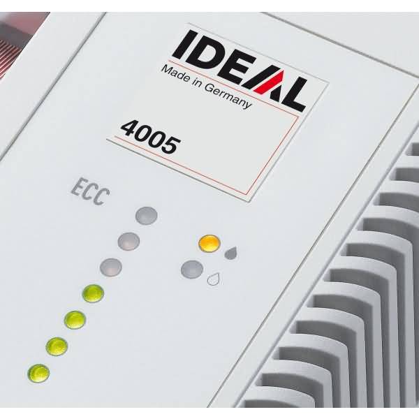 Nahaufnahme einer Bedienfeld der IDEAL 4005 Maschine mit Statusleuchten mit der Bezeichnung „ECC