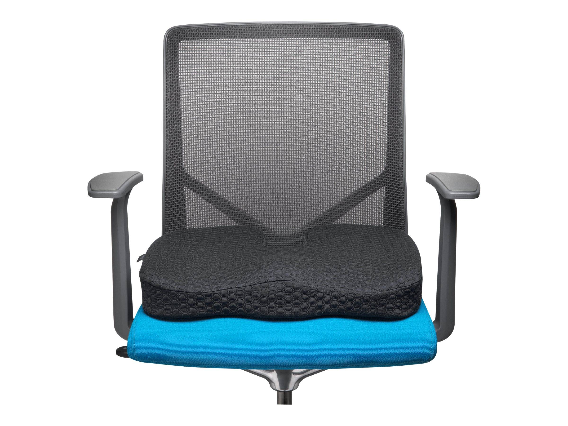Vorderansicht eines grauen Netzgewebe-Bürostuhls mit schwarzen Armlehnen und Polsterung, abgebildet auf weißem Hintergrund mit einem blauen Sitzkissen.