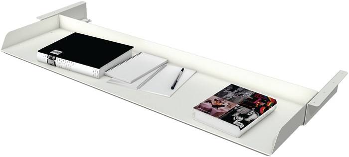 Langes weiß wandmontiertes Regal mit erhöhten Seitenwänden, das Notizbücher, einen Stift und einen kleinen Stapel Zeitschriften oder Bücher enthält.