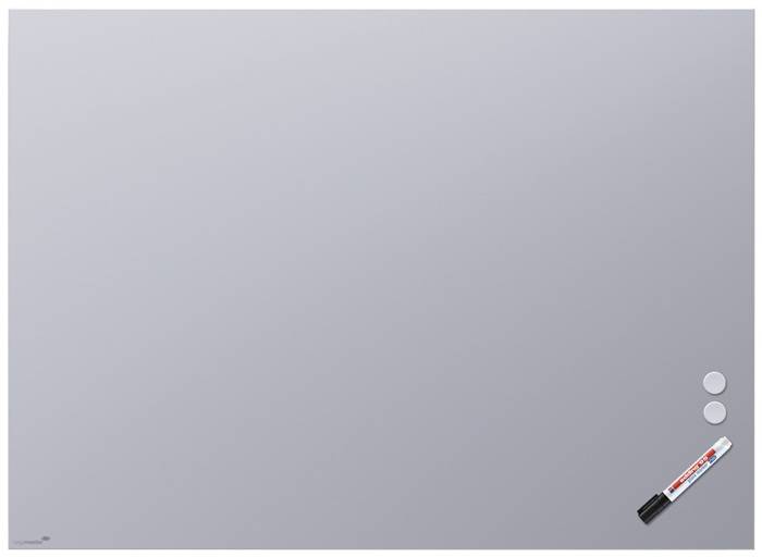Leeres graues Whiteboard mit zwei kleinen Magneten und einem Marker in der unteren rechten Ecke