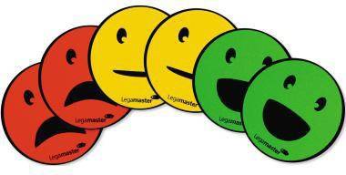 Eine Reihe von bunten Smiley-Face-Spielmarken in den Farben von Rot über Gelb bis Grün, jede mit einem anderen Mundausdruck von Traurigkeit bis zum offenen Lächeln.