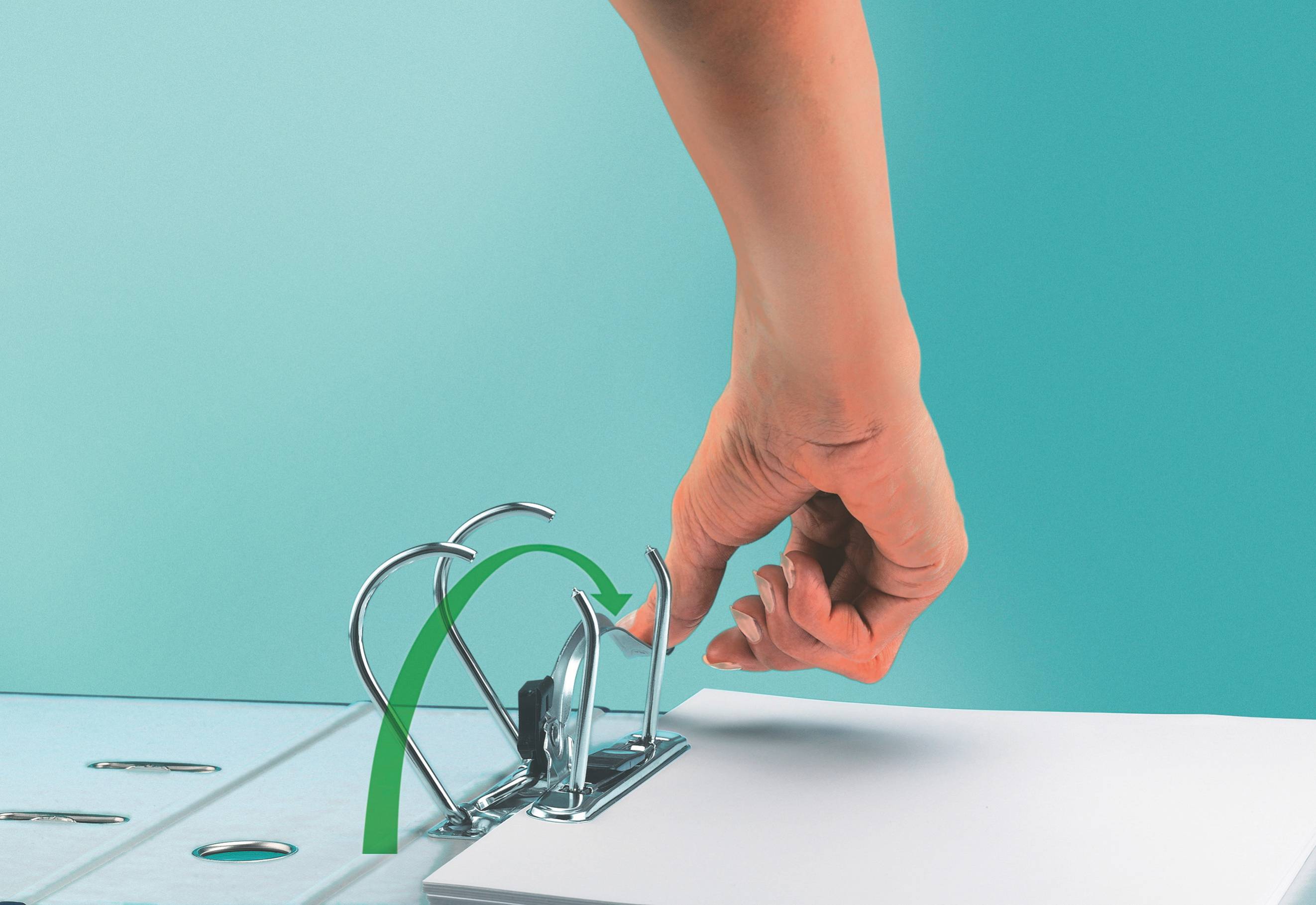 Eine Hand zieht an einem Metallhebel neben einem grünen Pfeil nach oben auf einer weißen Oberfläche, was Aktivierung oder Fortschritt andeutet.