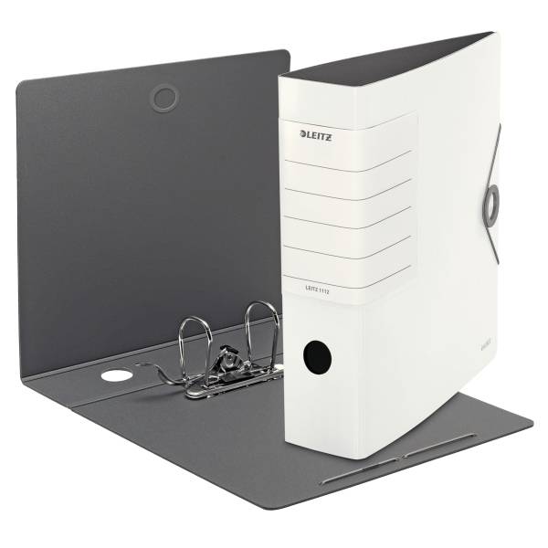 Weißer Leitz-Ringordner offen stehend auf einem dunkelgrauen Dateiorganizer-Tablett mit sichtbaren Metallringen auf weißem Hintergrund.