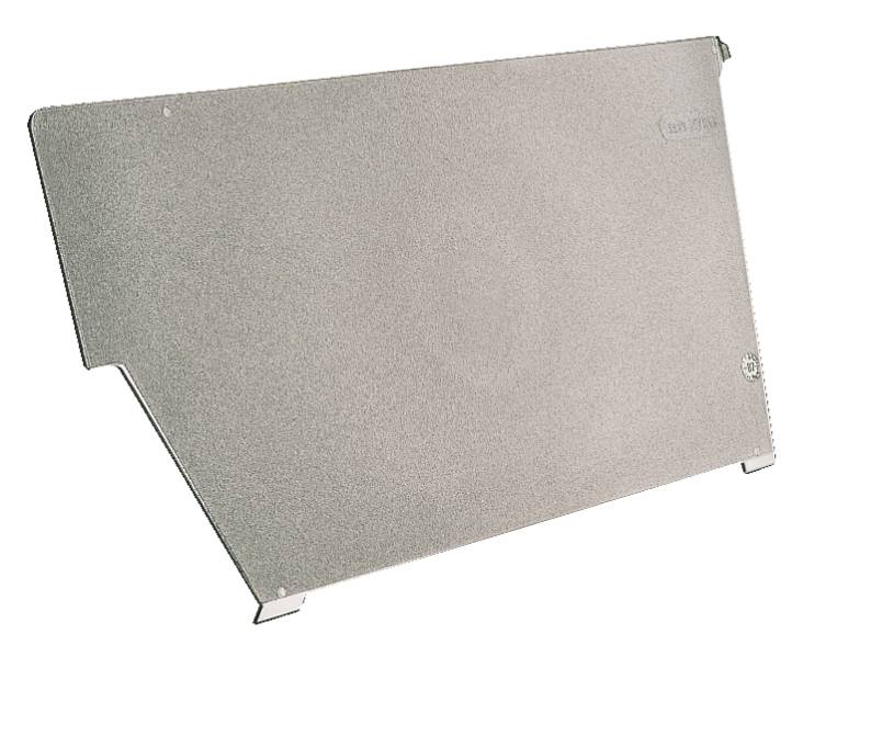 Graues Metallpanel oder Abdeckung mit abgewinkelter unterer Kante und Befestigungslaschen, isoliert auf weißem Hintergrund dargestellt.