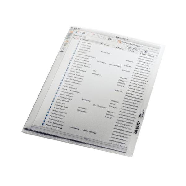 Ein geneigtes transparentes Adressbuch oder Kontaktverzeichnis mit vielen aufgelisteten Namen und Spalten auf weißem Hintergrund.
