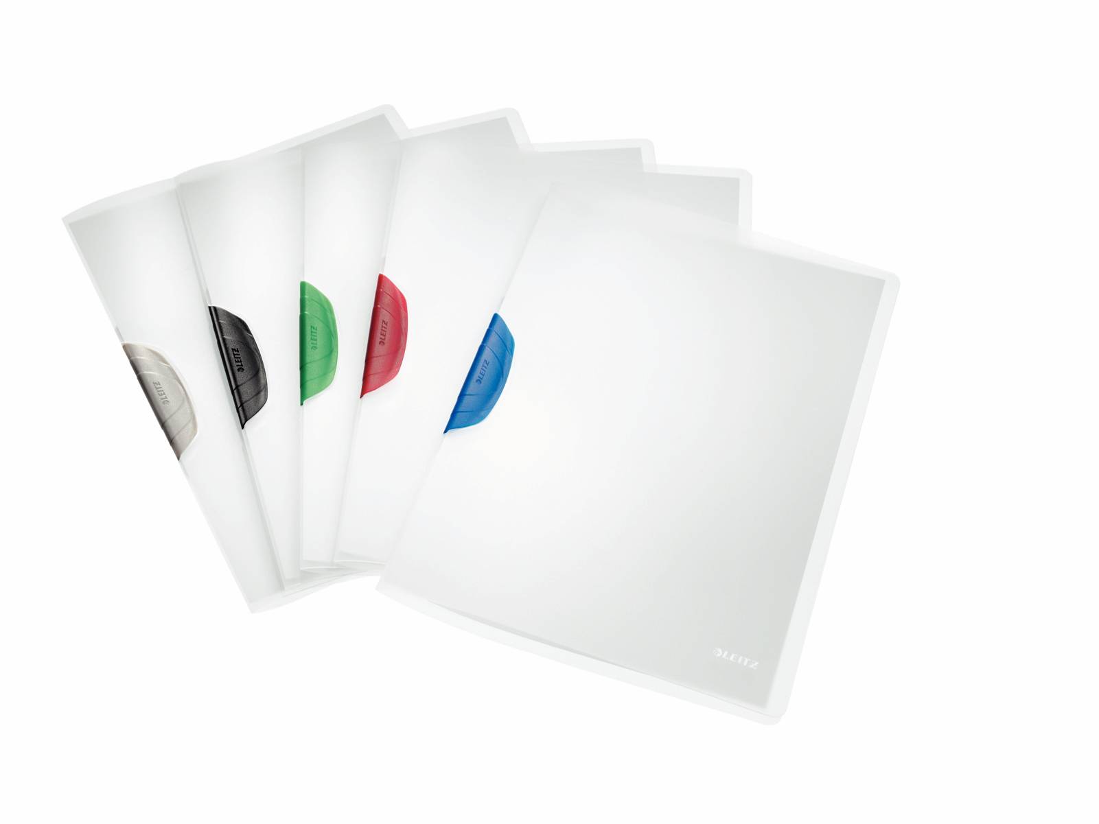 Stapel von leeren weißen Ordnern oder Mappen, die fächerartig ausgebreitet sind, jeder mit einem anderen farbigen Reiter: grau, schwarz, grün, rot und blau.