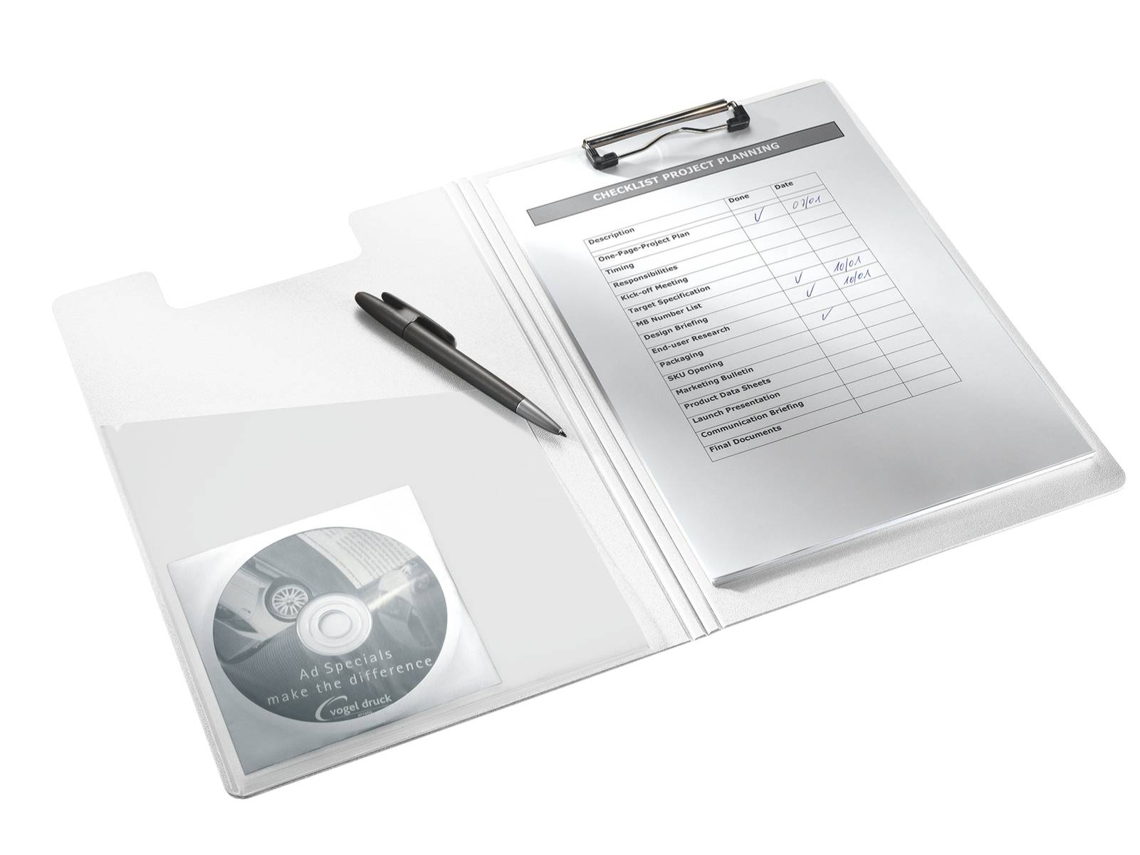 Offener transparenter Kunststoff-Projektordner mit geklammertem Checklisten-Blatt, Stift und CD/DVD-Disc in einer Schutzhülle.
