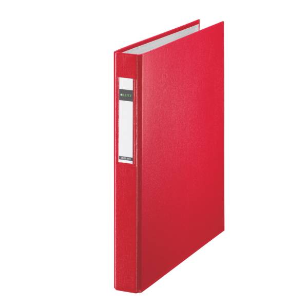 Roter Ringordner geschlossen auf weißem Hintergrund stehend.