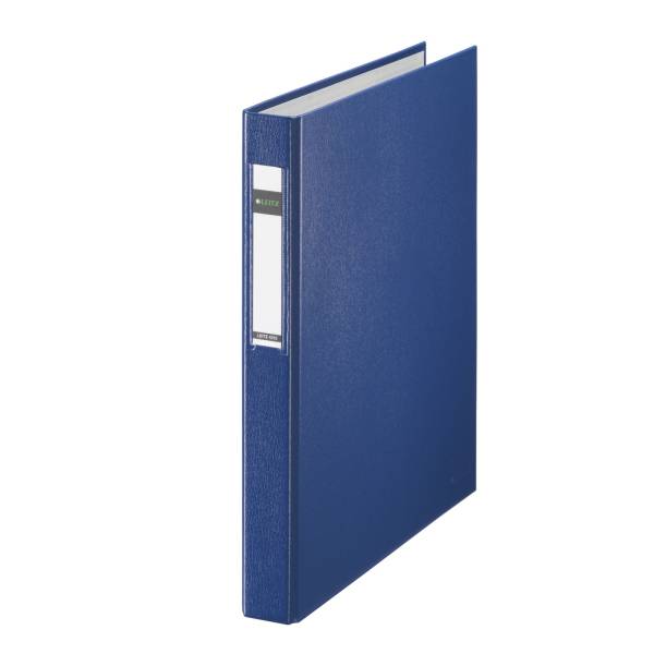 Blauer Hardcover-Ringordner mit Rückenschild-Halter, geschlossen auf weißem Hintergrund dargestellt.