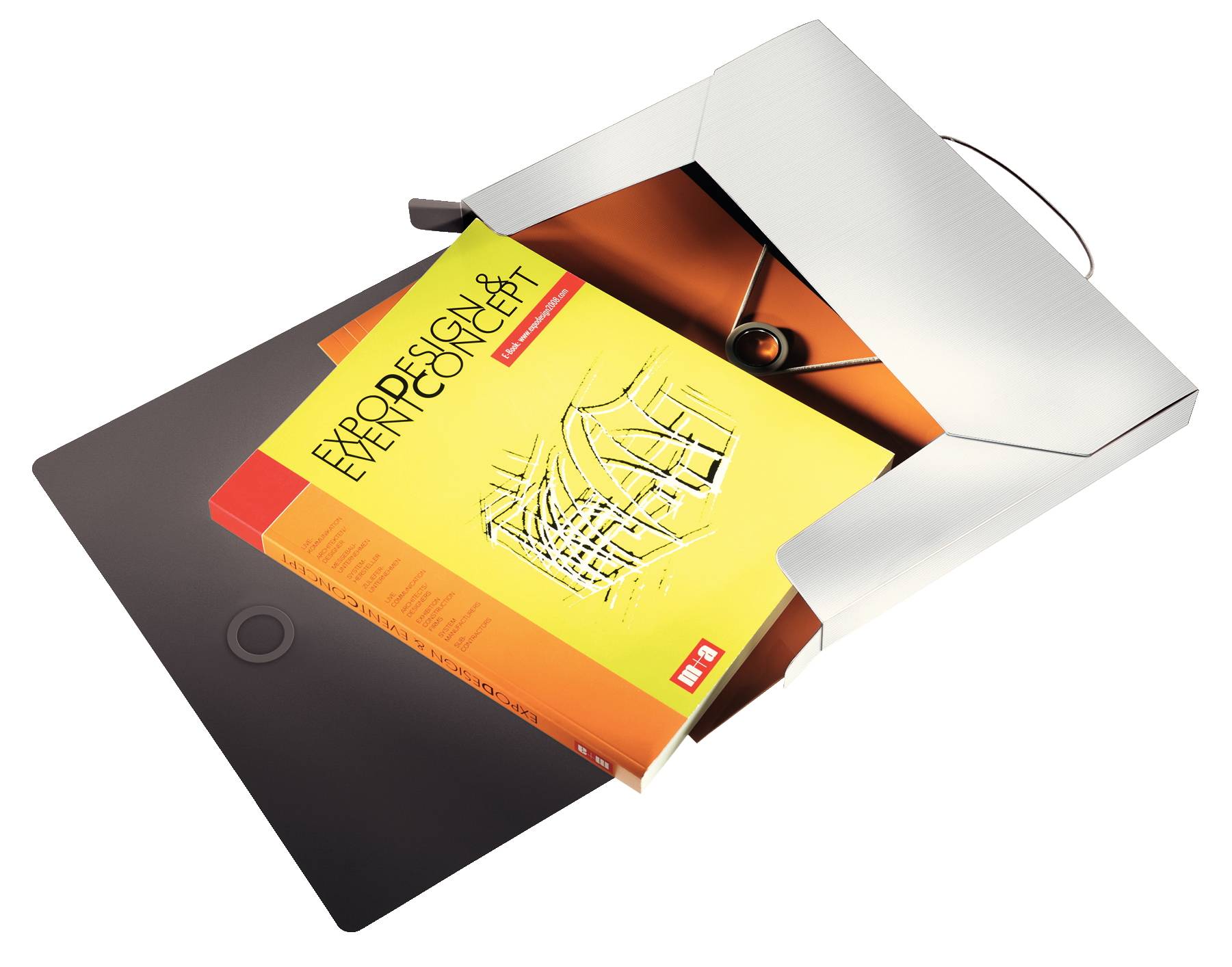 Draufsicht auf ein Booklet in einem weißen Ordner mit einem schwarzen Portfolioordner darunter, auf dem der Covertitel „EXPOSE DESIGN CONCEPT