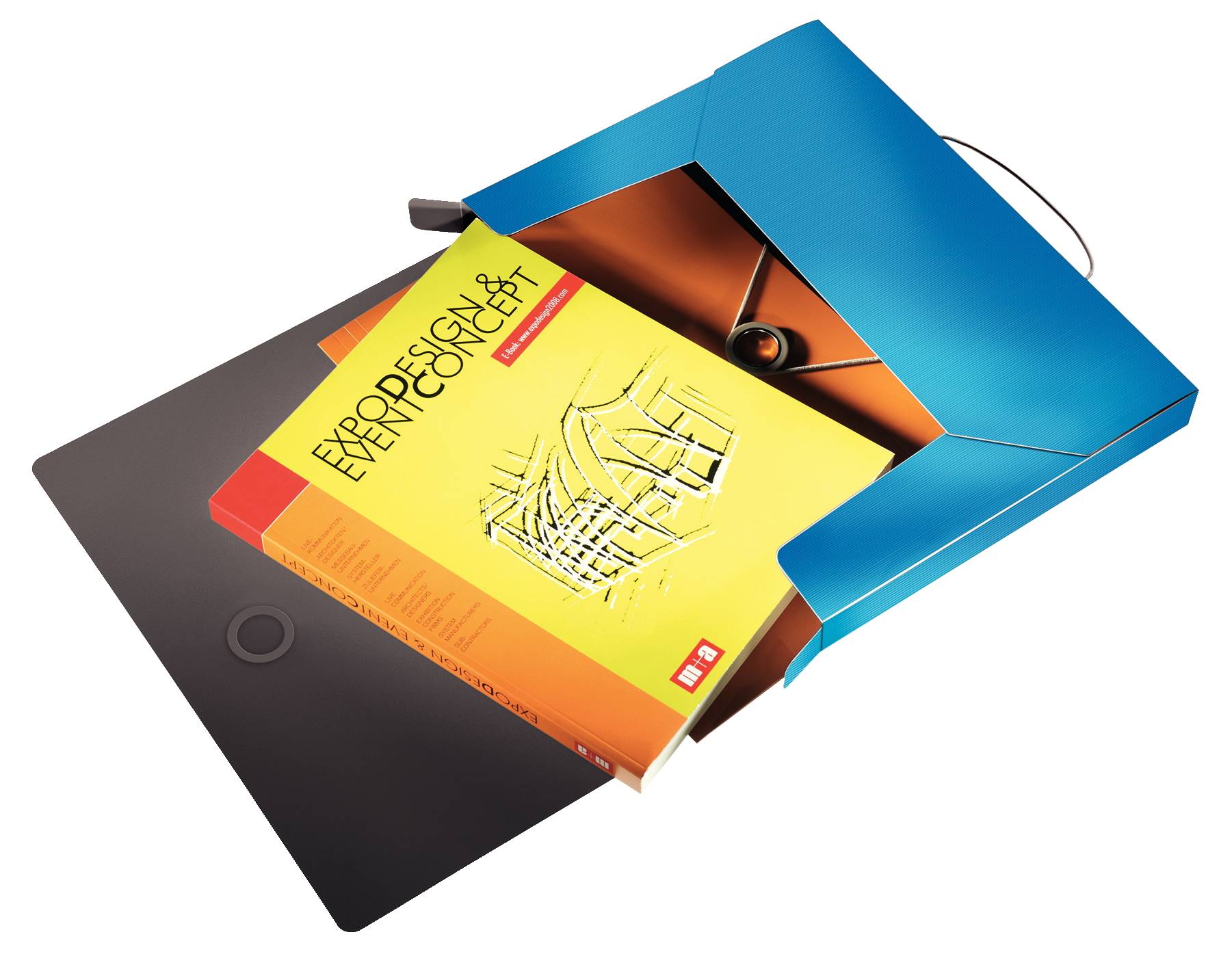Ein offener blauer Ordner enthält ein Designkonzeptbuch und einen dunklen Portfolio-Ordner, wobei Kunstmaterialien teilweise sichtbar sind.