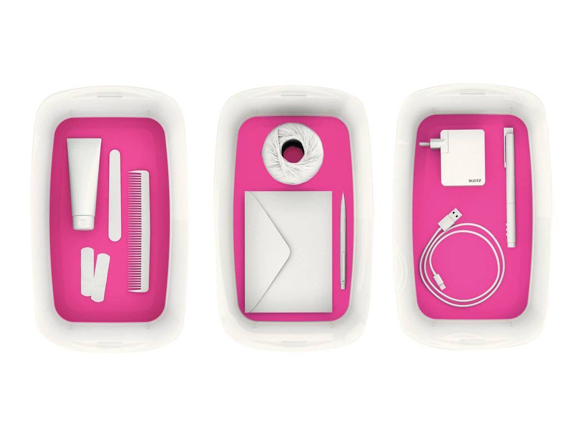 Drei rosa Kosmetik-Reisekits mit organisierten Toilettenartikeln und Accessoires, die in separaten Fächern innerhalb von transparenten Behältern angeordnet sind.