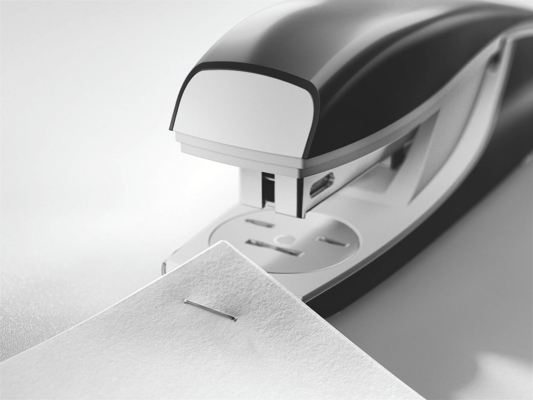 Nahaufnahme eines Hefters, der ein Blatt Papier befestigt, wobei der Heftklammer teilweise in die Seite eingedrungen ist.
