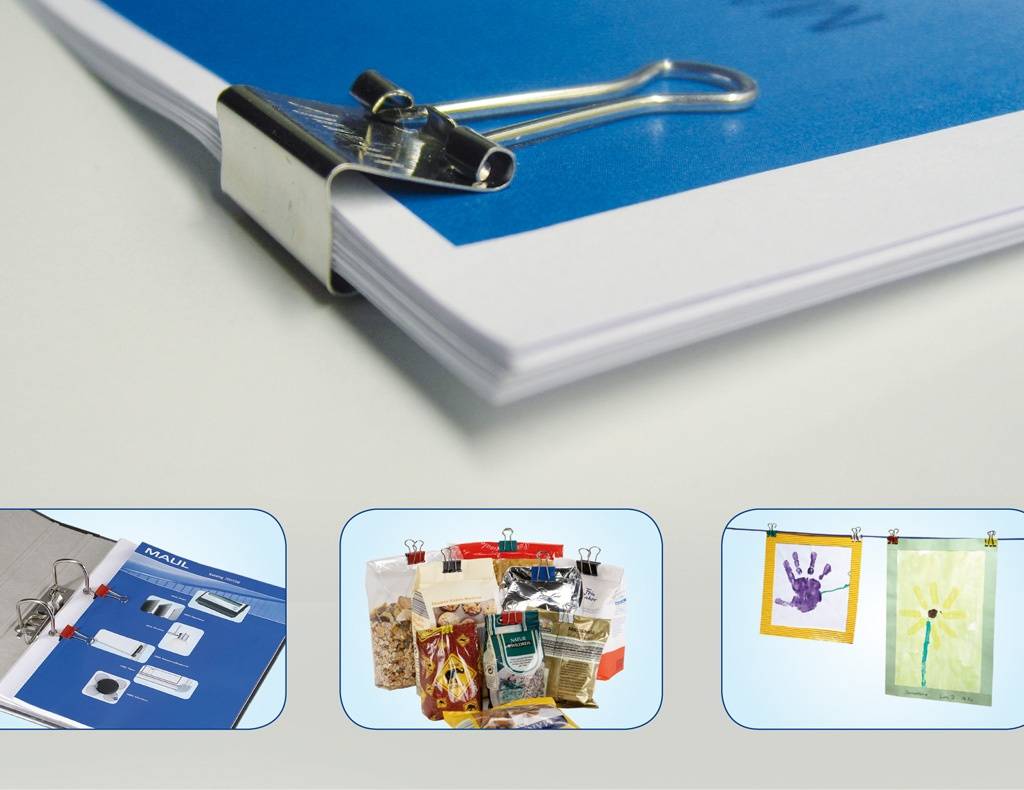 Collage aus Büro- und Bastelbedarf: ein geklapptes blaues Notizbuch oben und drei kleine Felder, die einen Ordner mit Materialien, eine Tasche mit gemischten Artikeln und Kinderzeichnungen zeigen, die an einer Leine befestigt sind.