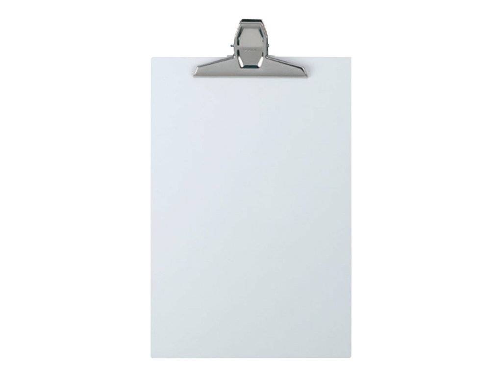 Leeres Blatt Papier mit Metallklemme auf einem Klemmbrett auf weißem Hintergrund.