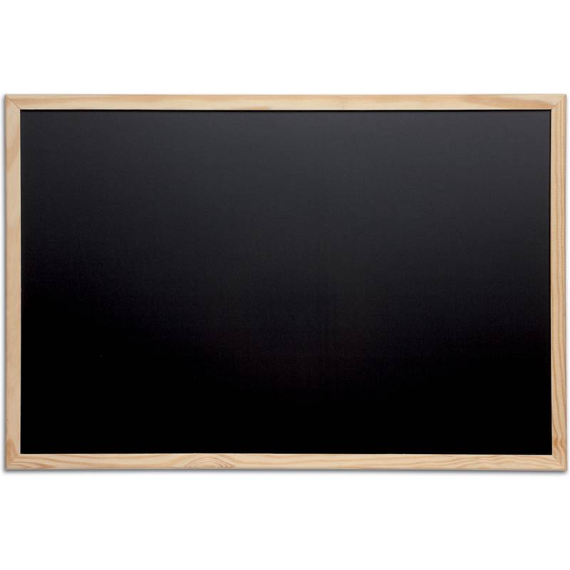 Leere schwarze Tafel mit hellem Holzrahmen, vor weißem Hintergrund dargestellt.
