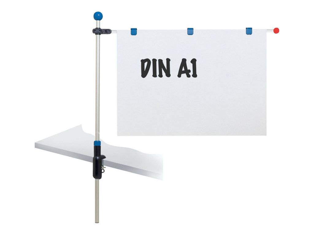 Ein DIN-A1-Blatt in einer vertikalen Halterung eingespannt, mit einem weißen Brett dahinter und einer Befestigungsklammer am Pfosten.