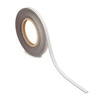 Eine Rolle graues Klebeband mit einem lockeren Streifen, der sich auf weißem Hintergrund nach außen erstreckt.