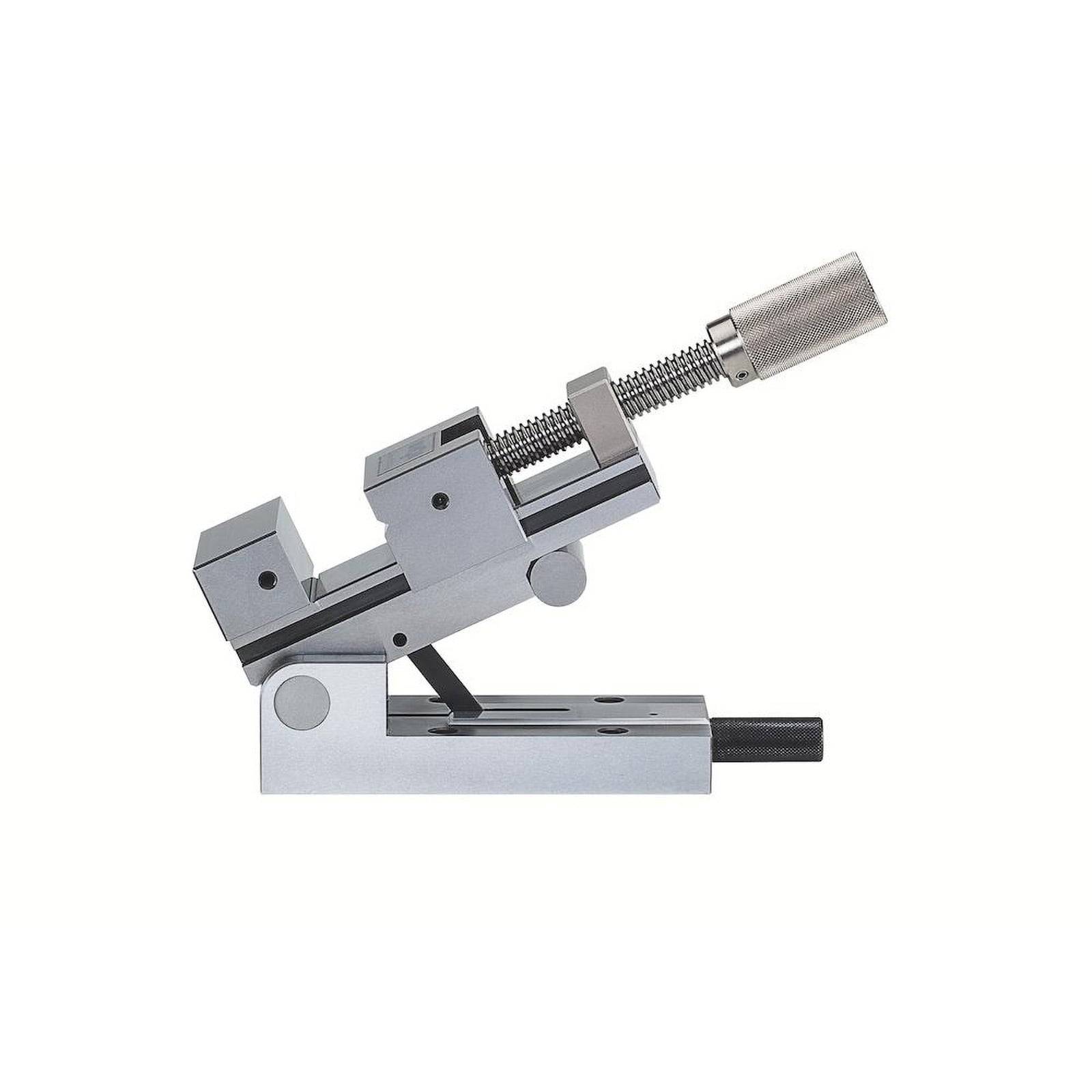 Ein Schraubstock mit schwenkbarer Vorrichtung auf fester Basis, der zum sicheren Halten von Metallgegenständen in verschiedenen Winkeln bei Bearbeitungs- oder Inspektionsaufgaben verwendet wird.